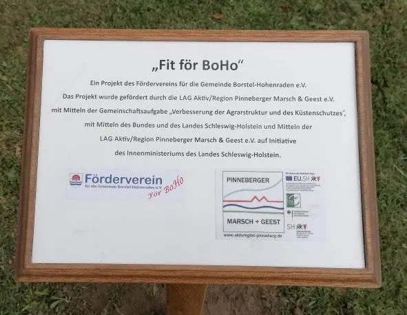 Schild „Fit för BoHo“ mit Hinweisen zur Förderung auf dem Outdoorplatz