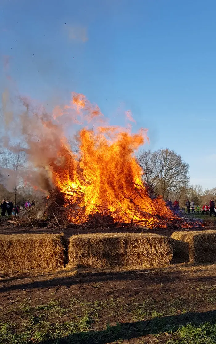 Osterfeuer, aufgeschichtetes Holz in Flammen