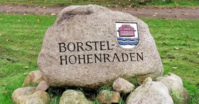 Ortsschild-Findling mit der Aufschrift Borstel-Hohenraden und Wappen