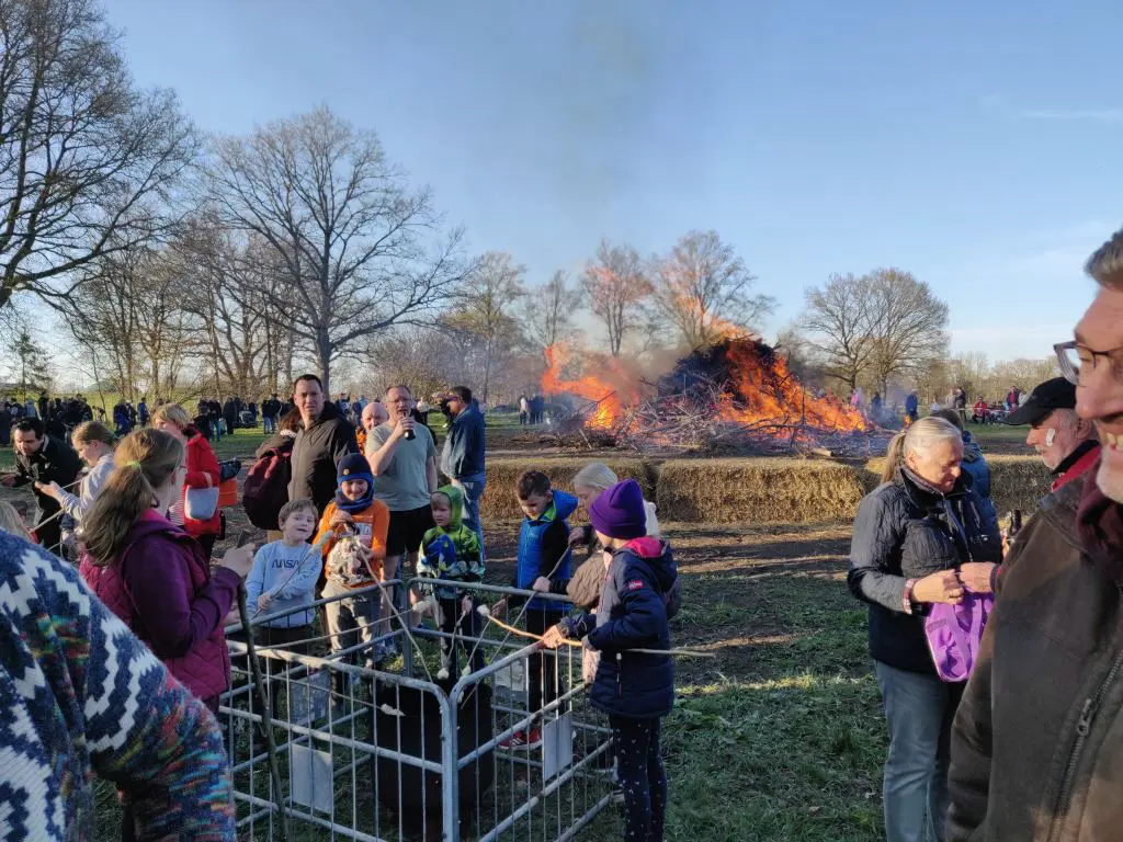 Menschen am Osterfeuer, im Vordergrund Familien und ein Absperrgitter