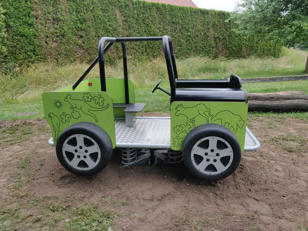 Neues grünes Spielgerät in Form eines Geländewagens auf dem Spielplatz
