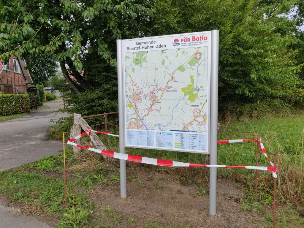 Fertig aufgestellte Info-Tafel mit Gemeindekarte, Absperrband