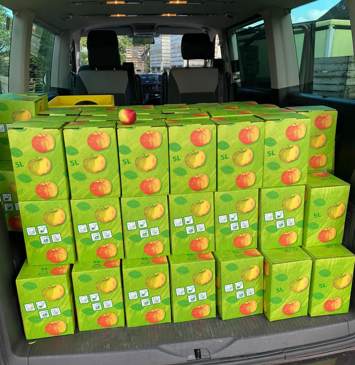 Kleinbus voller Apfelkartons