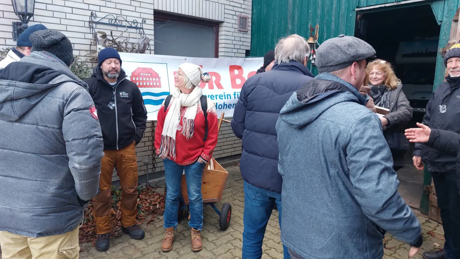 Teilnehmende der Boßeltour vor dem För-BoHo-Banner