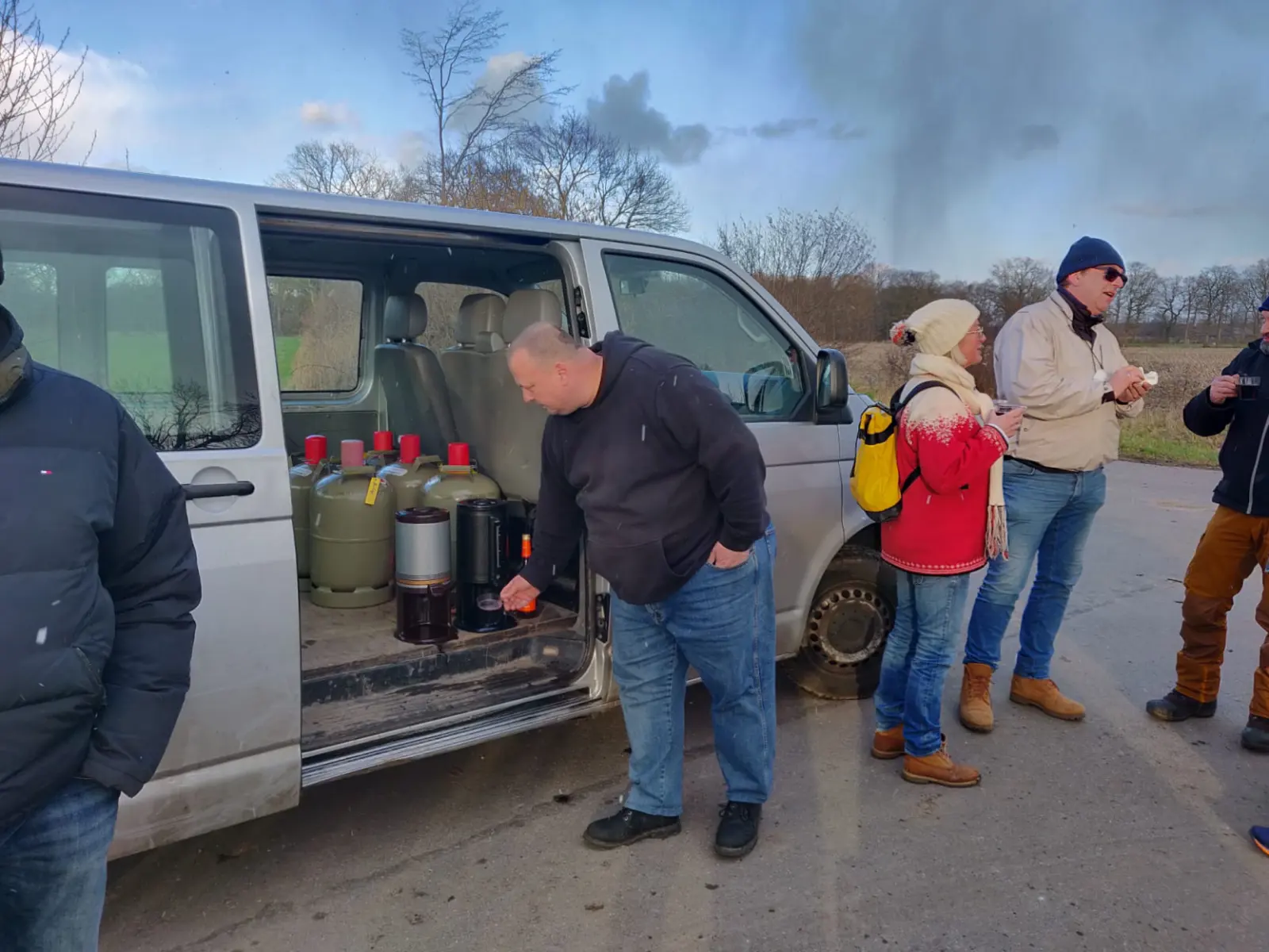 Verpflegung am Kleinbus mit Thermoskannen