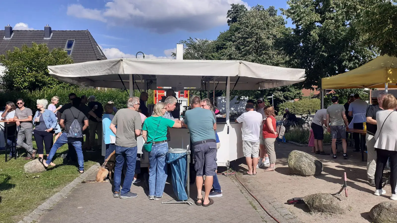 Besucher am Getränkestand der 5-Jahres-Feier