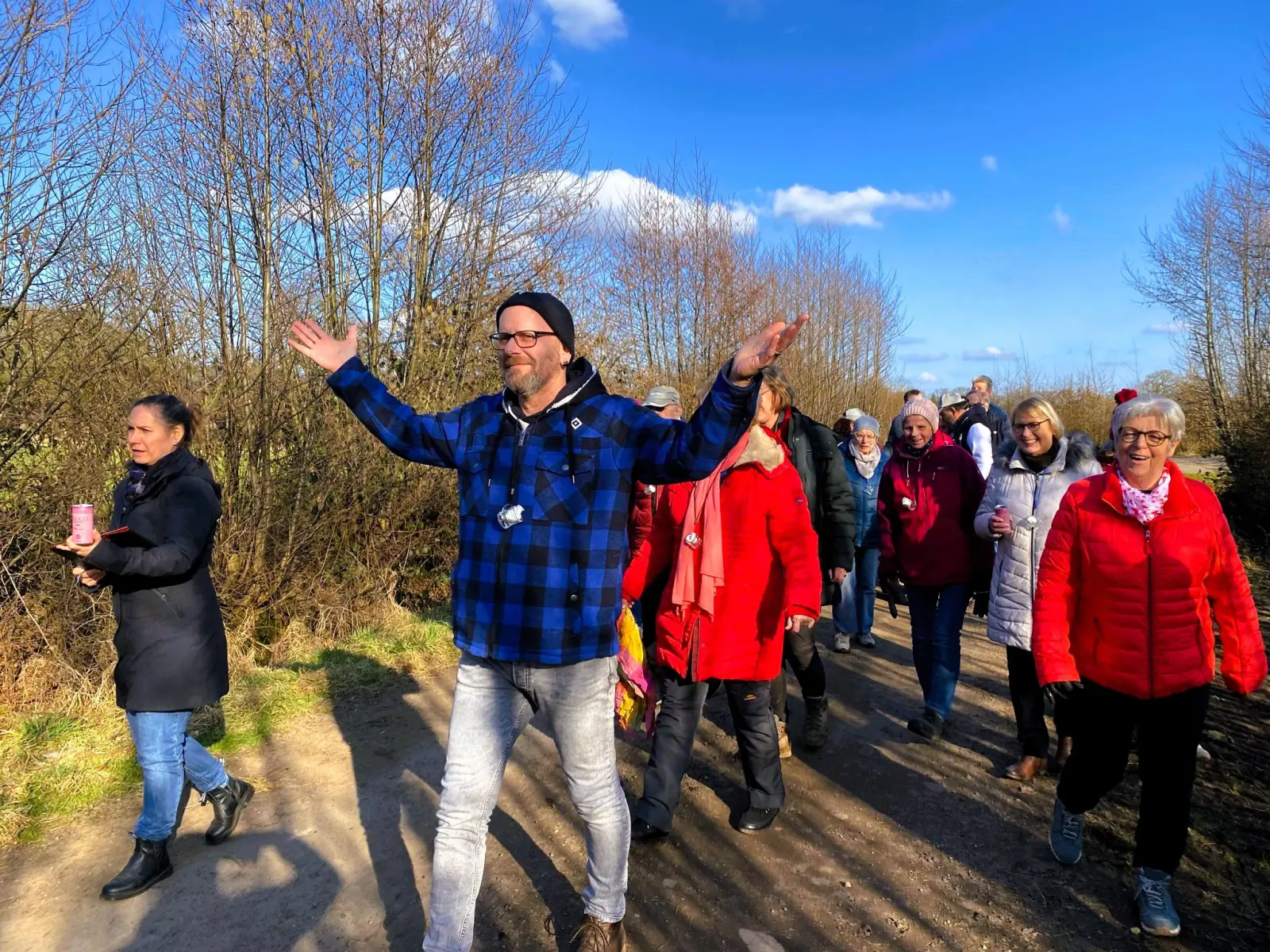 Boßeltour: Teilnehmer mit ausgebreiteten Armen vor der Wandergruppe