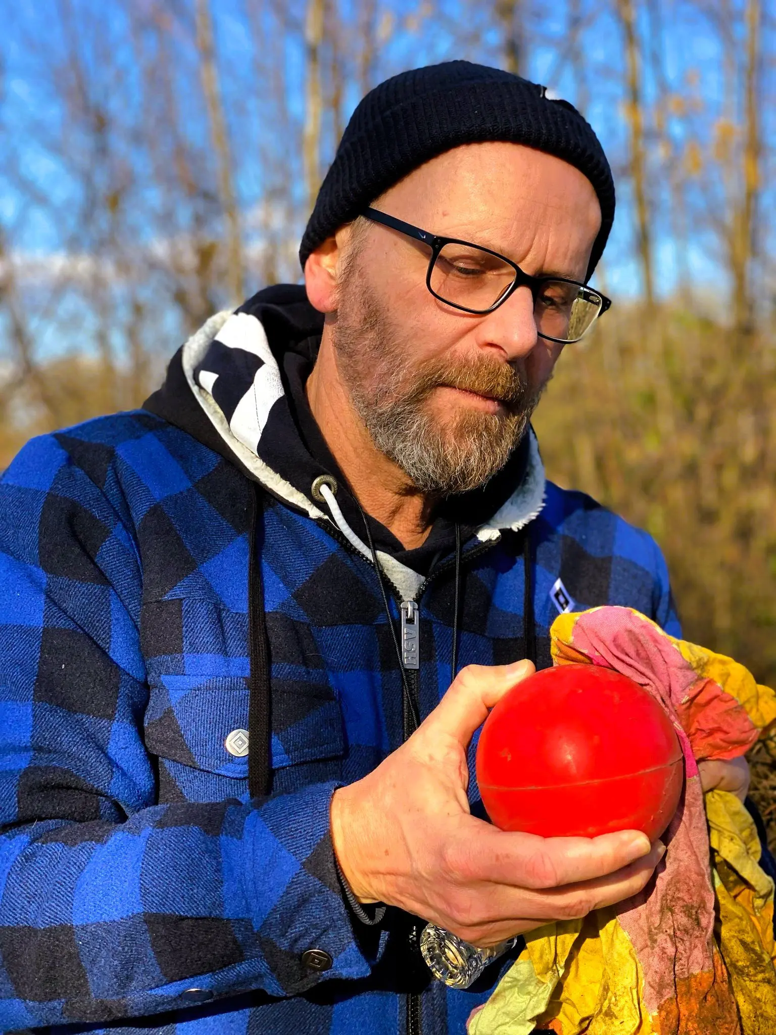 Teilnehmer mit Mütze hält eine rote Kugel