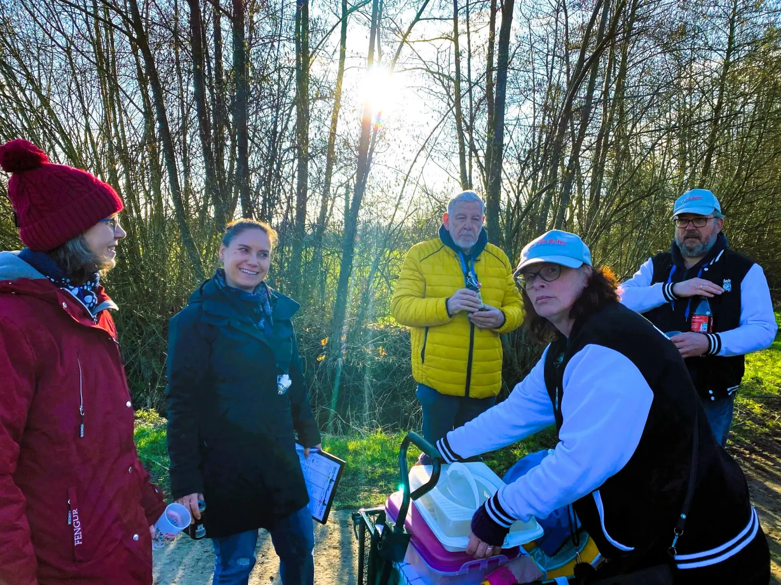 Teilnehmende der Boßeltour im Gespräch am Wegesrand