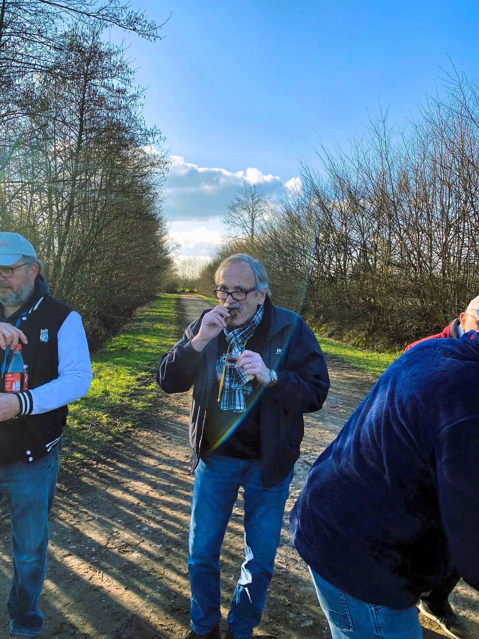 Teilnehmende auf einem Feldweg