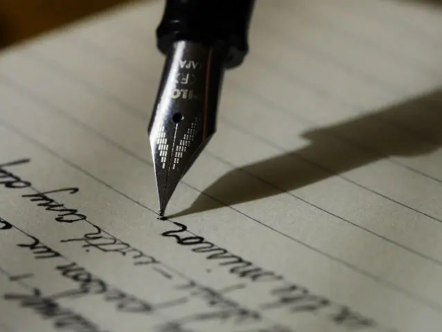 Füllfederhalter auf einem handschriftlich beschriebenen Blatt